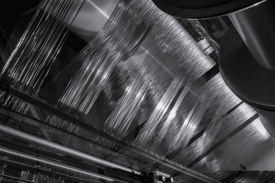 ねじれずに巻き付けられたアルミの糸下eco-fineRの編立の様子。