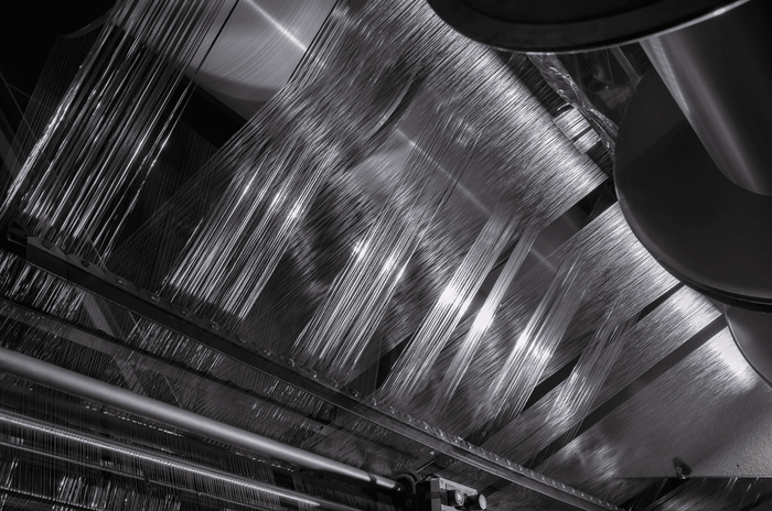 ねじれずに巻き付けられたアルミの糸下eco-fineRの編立の様子。