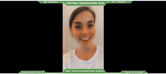 (写真3:卒業生へ激励のメッセージを送る教員)