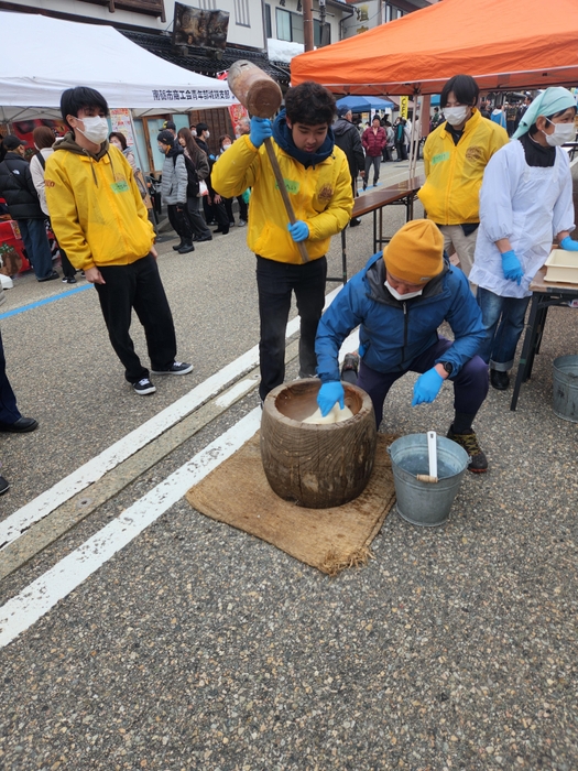 餅つきをする学生ら