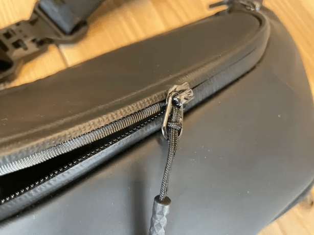 メインコンパートメントのファスナーは止水方式になっています。