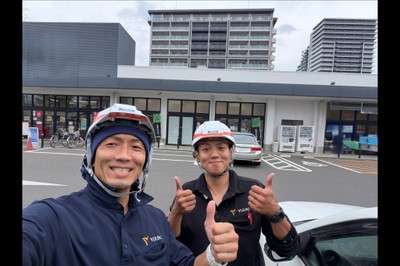 散水調査の末、雨漏りの原因を特定した後の一枚。仲間と喜びを分かち合う瞬間