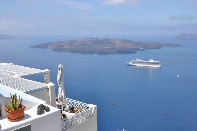 ギリシャ・サントリーニ島に停泊