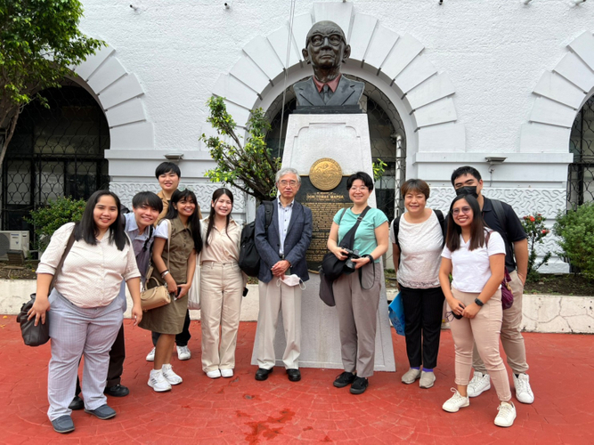 マプア大学創立者の銅像前で記念撮影(両大学教員と学生)