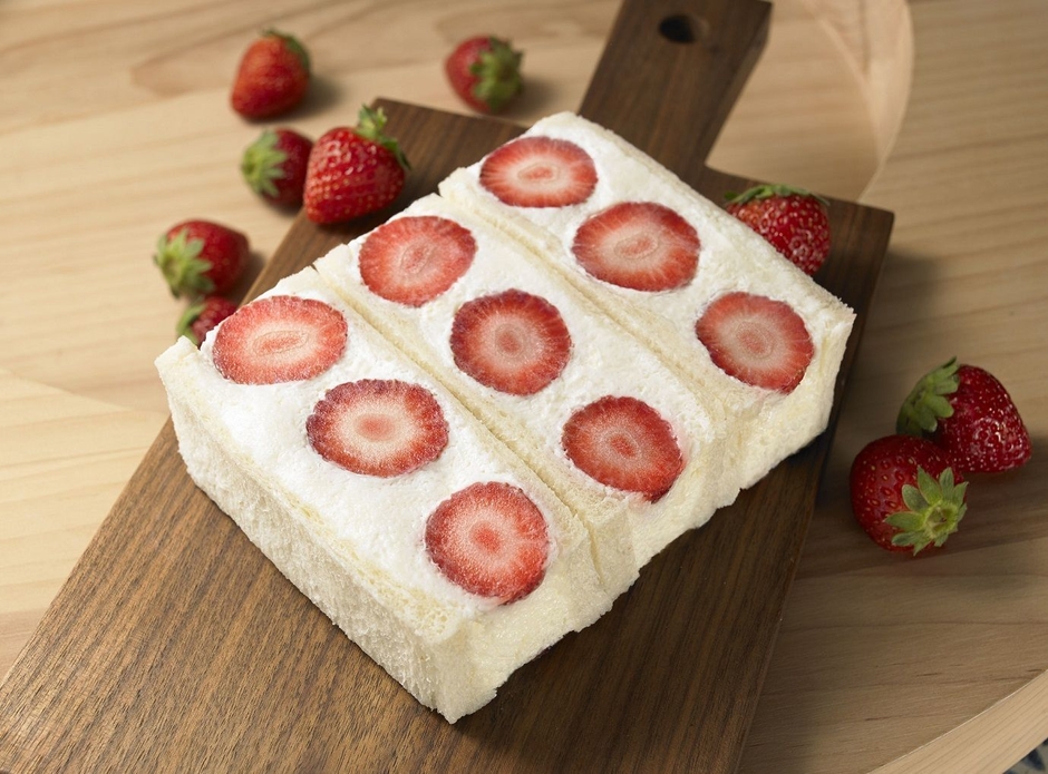 『フルーツダイニング パレット』なつおとめ苺サンド