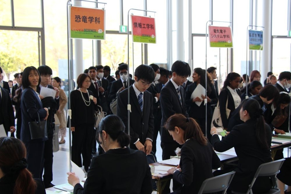 学科ごとの受付窓口には長い列が出来ました