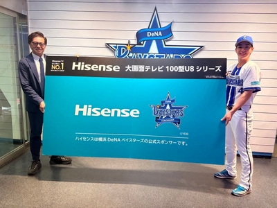 左:ハイセンスジャパン株式会社 マーケティング部長 家倉宏太郎 右:横浜DeNAベイスターズ 度会隆輝選手_2