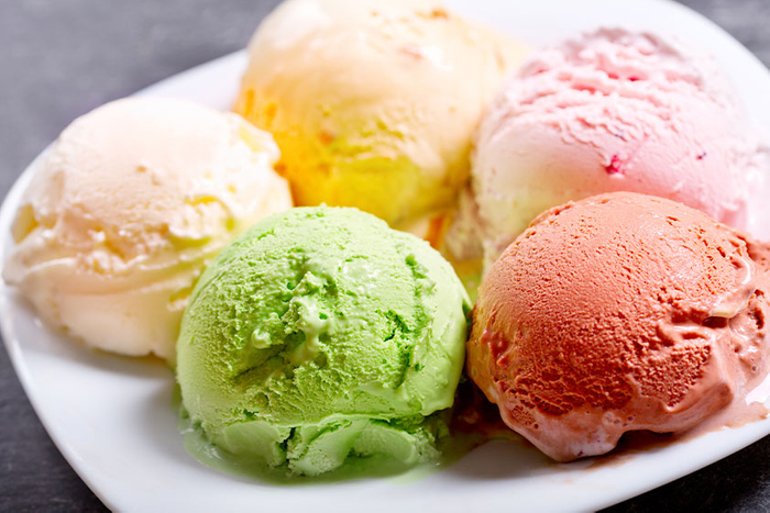 10種類のフレーバーをご用意いたしました。彩り良くきれいに盛り付けて、自分だけのアイスクリームプレートを作ってみてはいかがでしょうか？