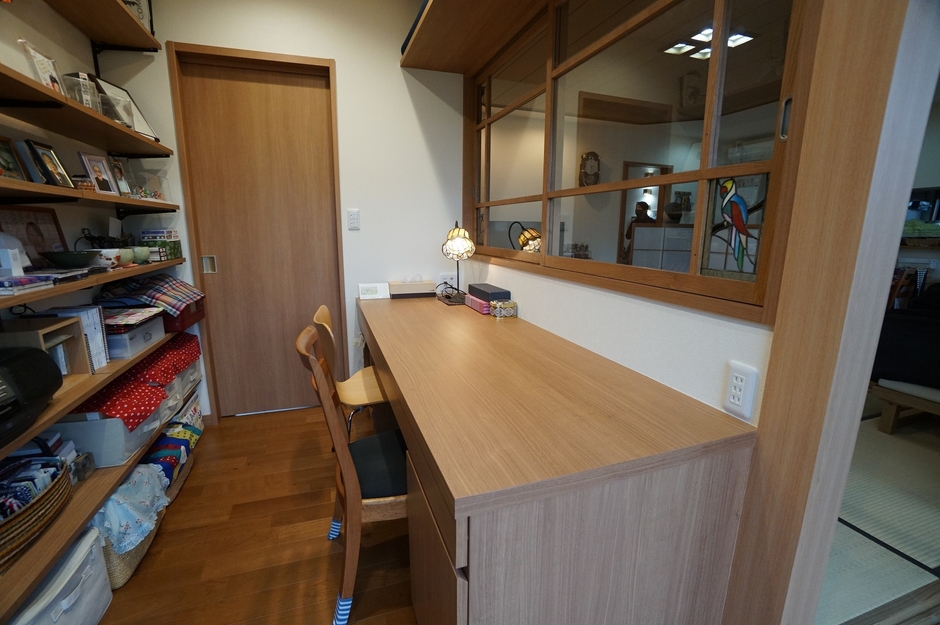 工房に据えた幅の広いデスクでは由美子さんが裁縫や小物づくりを。勝典さんは毎朝ここで新聞を読んでから出勤