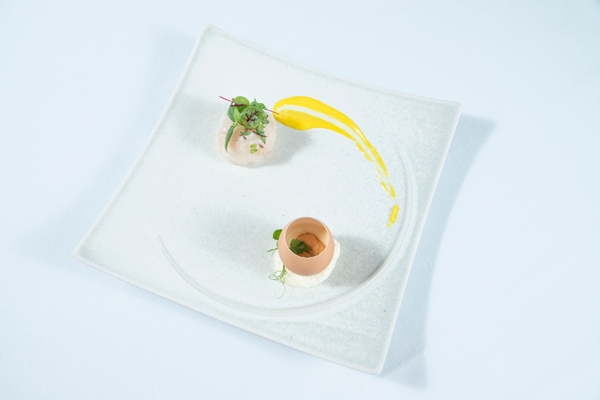 ▲自家農園の新鮮卵と由良の雲丹のフラン オータムトリュフの香り