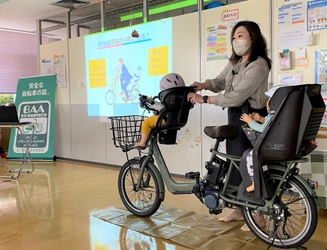 ＜自転車の安全利用促進委員会レポート＞ 保育園・幼稚園の送迎など子育て世帯で 電動アシスト自転車の需要が高まる中 東京都小金井市 子ども家庭支援センター ゆりかご主催　 自転車デビューの保護者向け 『子乗せ自転車の選び方・乗り方』セミナーに 自転車ジャーナリストの遠藤 まさ子氏が登壇しました