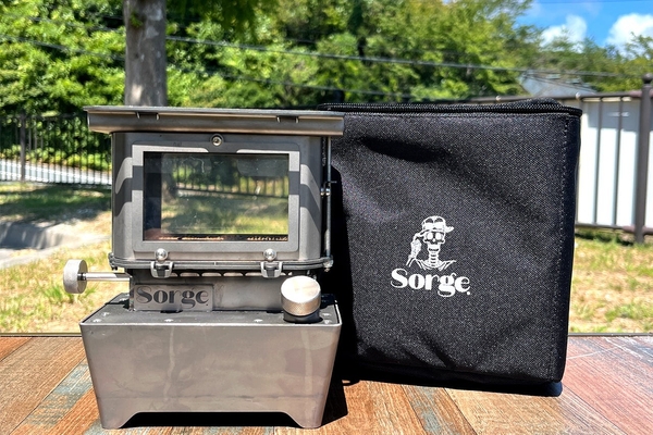 「わずか0.9kg」ステンレス比で約60％軽量化。徒歩キャンパーやツーリングユーザーにも最適な炎