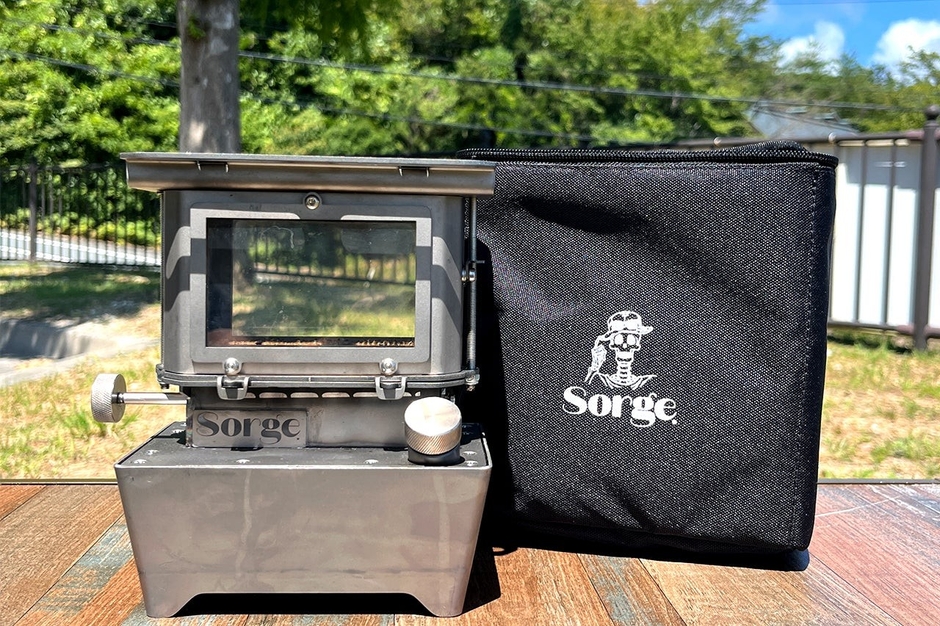 「わずか0.9kg」ステンレス比で約60%軽量化。徒歩キャンパーやツーリングユーザーにも最適な炎