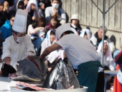 マグロ解体ショーの様子(昨年)