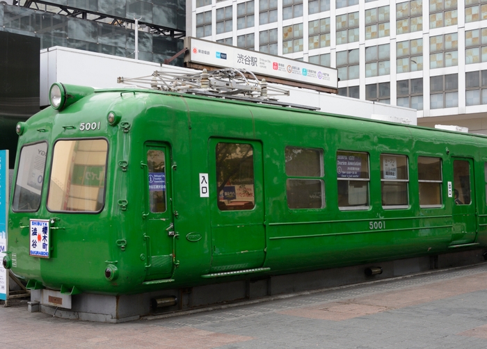 ハチ公広場にあった東急電鉄旧5000系車両（愛称：青ガエル）写真提供：東急（株）