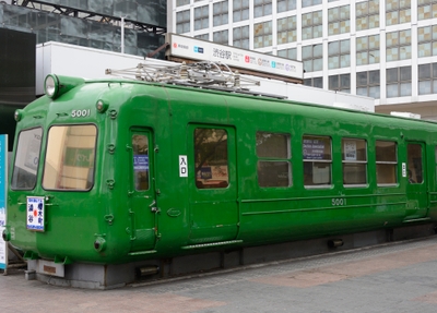 ハチ公広場にあった東急電鉄旧5000系車両(愛称:青ガエル)写真提供:東急(株)