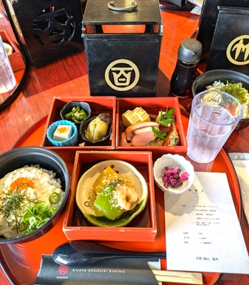 「嵐丼」の特別献立による和膳(写真はイメージです。時節柄またご人数等によりお料理内容・器などを変更させていただく場合があります)