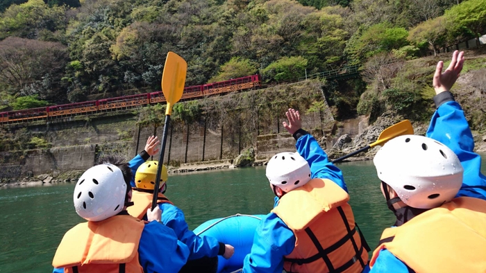 トロッコに遭遇！手を振り挨拶