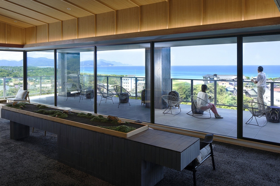 ゲスト専用の優雅な寛ぎ空間、海と夕日の「ラウンジテラス碧-AO-」