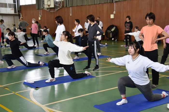 サポートしたり、手本を見せる学生たち