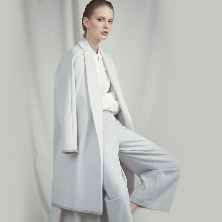 コート 48,400円(税込) カラー:アイスホワイト、ブルー、チャコールグレー