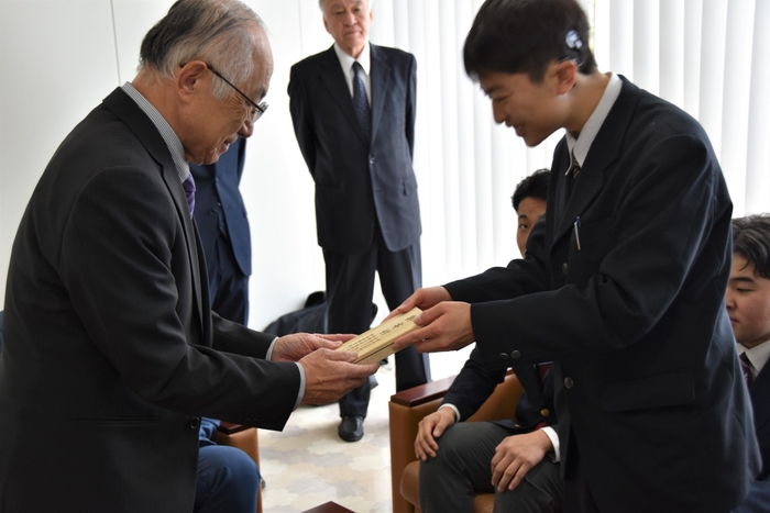 寄付金を渡す名古屋聾学校の望月秀都さん