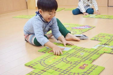 大人気の知育パズルに新カラー登場！ シンプルタイプはおしゃれママに浸透中。
