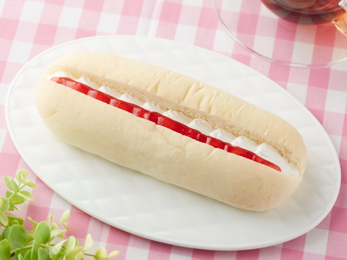 いちごと練乳のロールパン画像(画像はイメージです。)