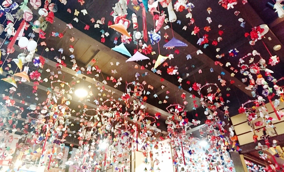 地域住民による手作り「つるし雛」が旧家を彩る