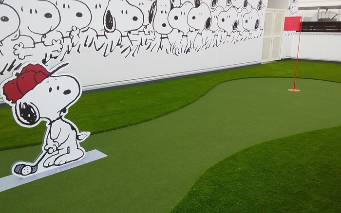 スヌーピーミュージアムのパターゴルフも芝キング