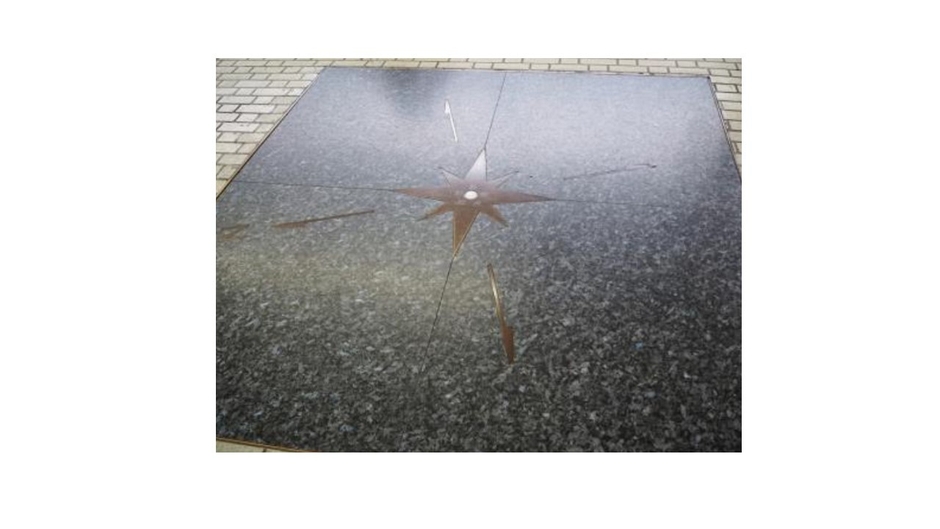 ▲東京駅の東海道新幹線16番線・17番線と18番線・19番線の8号車付近のホーム上に埋め込まれている「0キロポスト」を示すレリーフ