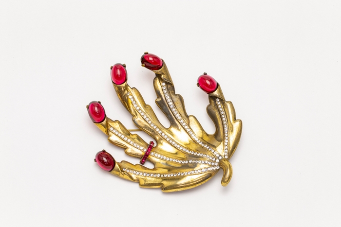 スキャパレッリ《ブローチ》 デザイン:サルバドール・ダリ 制作年:1951年頃 制作国:アメリカ 素材:メタル、カボションガラス、ラインストーン