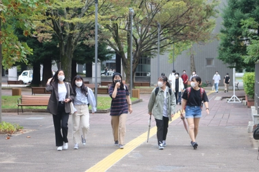 ハイブリッド授業再開 キャンパスに活気　 困窮学生には、100円夕食で支援
