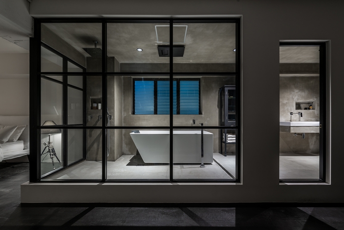 ガラスと格子で仕切られたバスルーム