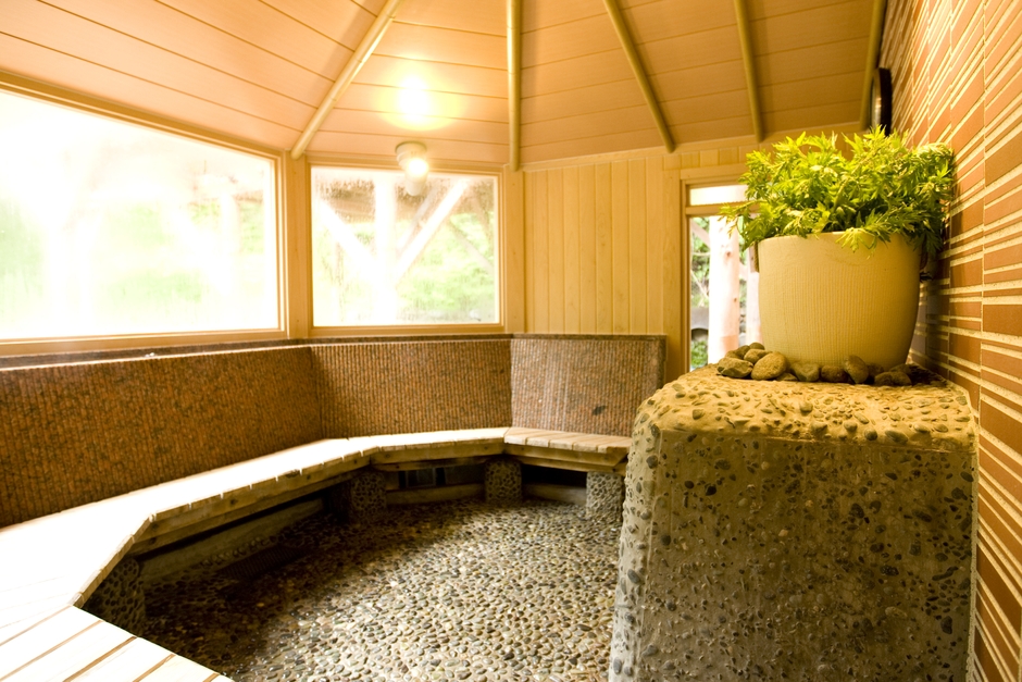 扉を開けると、よもぎの香りが広がる「よもぎのハーブミストサウナ」