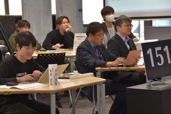 プレゼンを聴く審査員