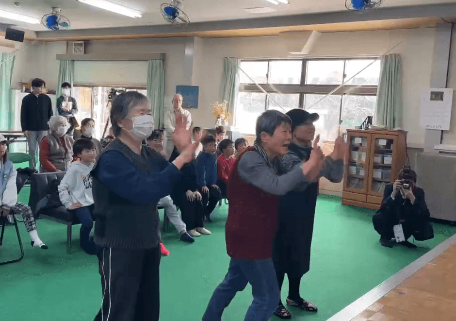 体験型紙芝居を体験する高齢者の方々