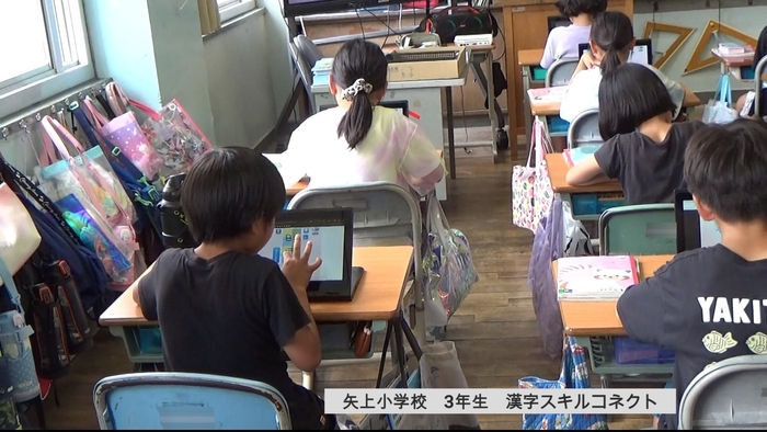 色分け(4色に分けたマス)の表示を選んで、「書いて練習」に取り組む様子