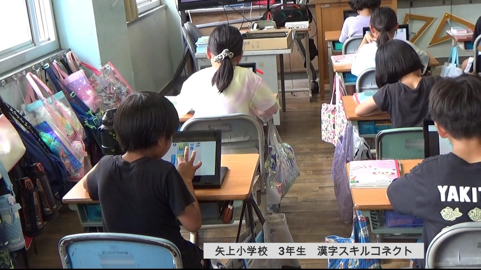 色分け(4色に分けたマス)の表示を選んで、「書いて練習」に取り組む様子