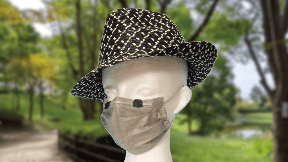 グレーのマスクに付けた「はなピン」