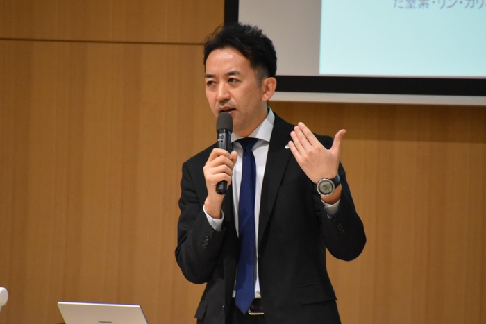 登壇した岩坪さん