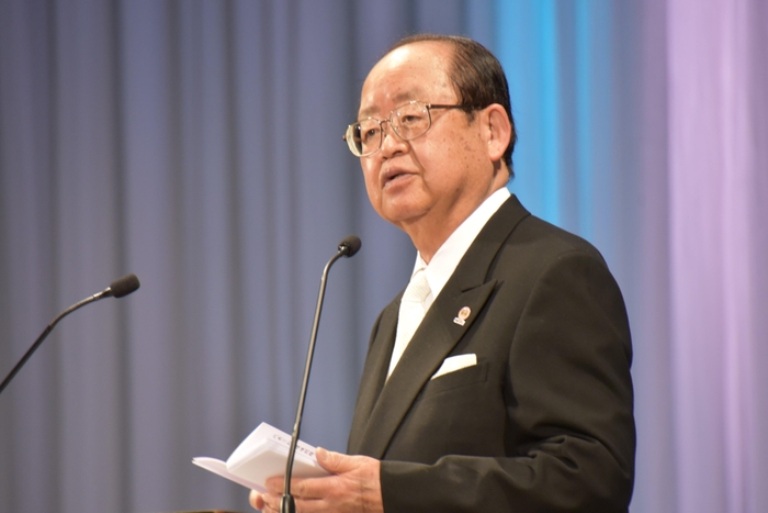 祝辞を述べる立花理事長