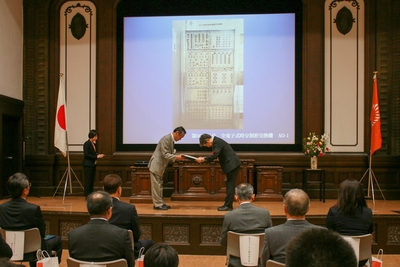 新津善弘教授(電子情報システム学科)が 授与式に出席