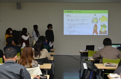 魅力ある店舗づくりのアイデアを提案する学生たち