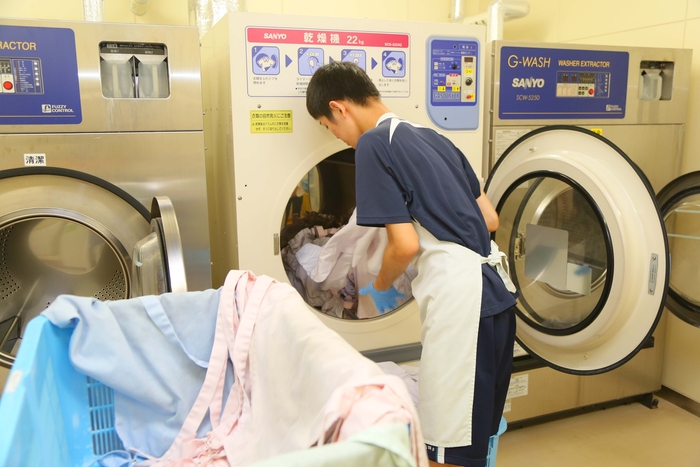 グループ内事業会社(シダックス大新東ヒューマンサービス株式会社)が運営を受託する施設にて業務を行う様子