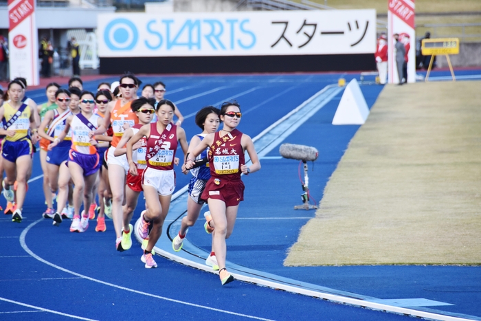 トップに立つ１区米澤奈々香選手（人間学部1年）