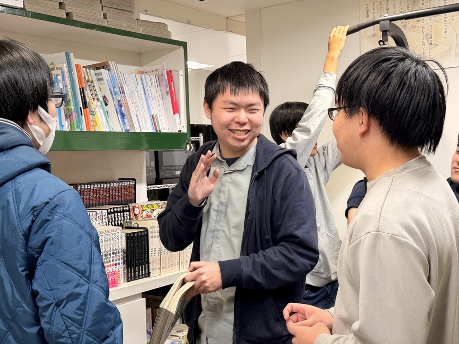 共通の話題で盛り上がる留学生と生徒