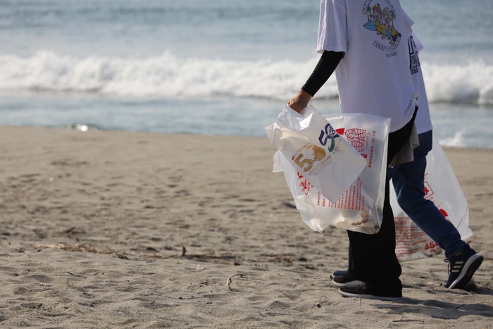 ビーチのゴミ拾い
