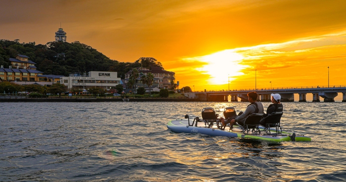 夕日に煌めく江ノ島の海上でロマンチックな時間をお過ごしいただけます