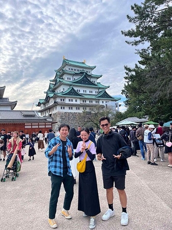 初めての日本への旅行で名古屋を訪れました。背後にあるのは名古屋城です